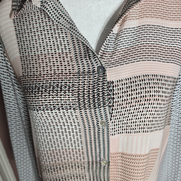 Rose + Olive Flowy Button Front Top Sz M Pink Geometric 3/4 Sleeve Blouse - Picture 3 of 3